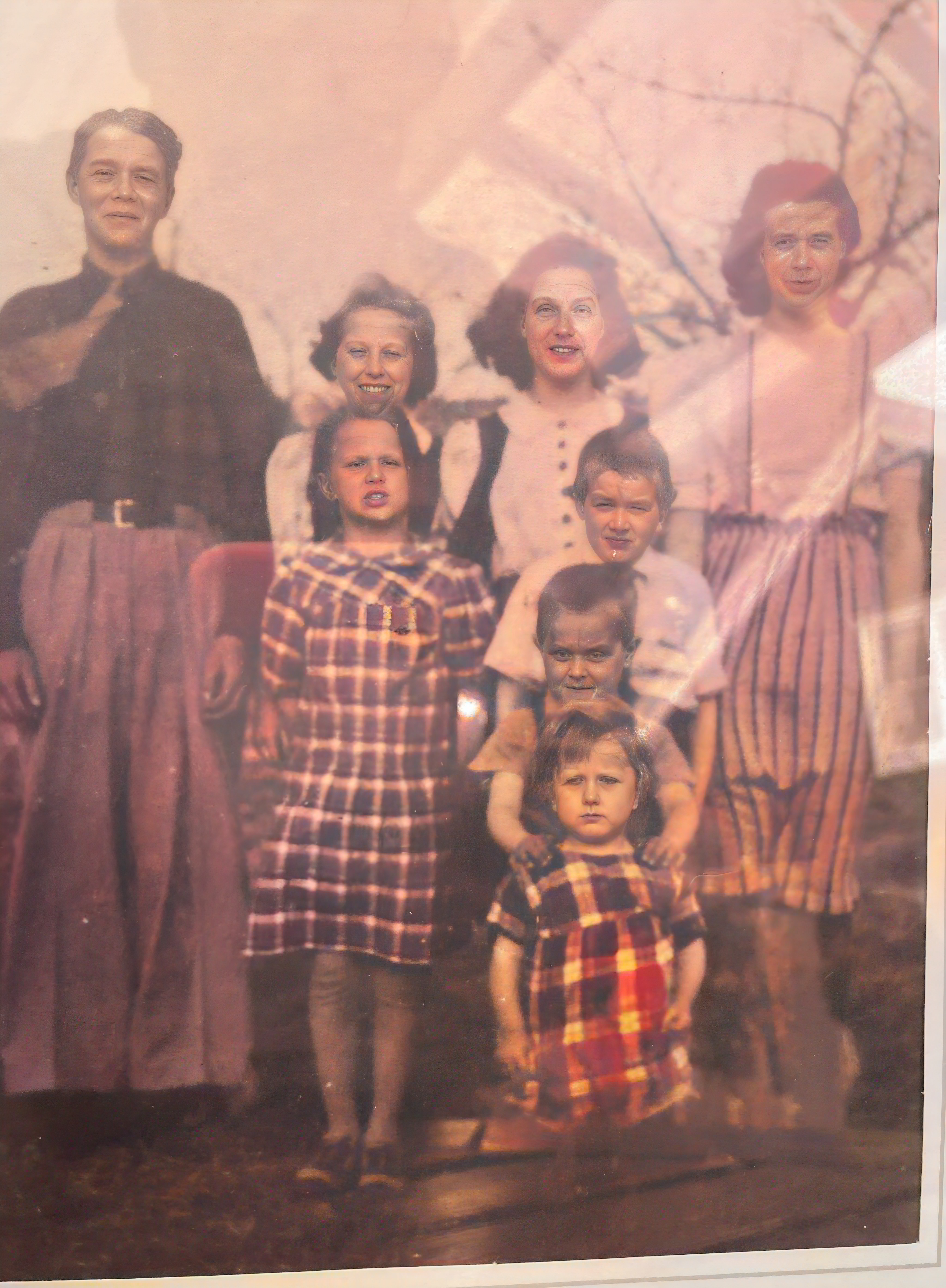 Familjegrupp utomhus, troligen 1930-tal