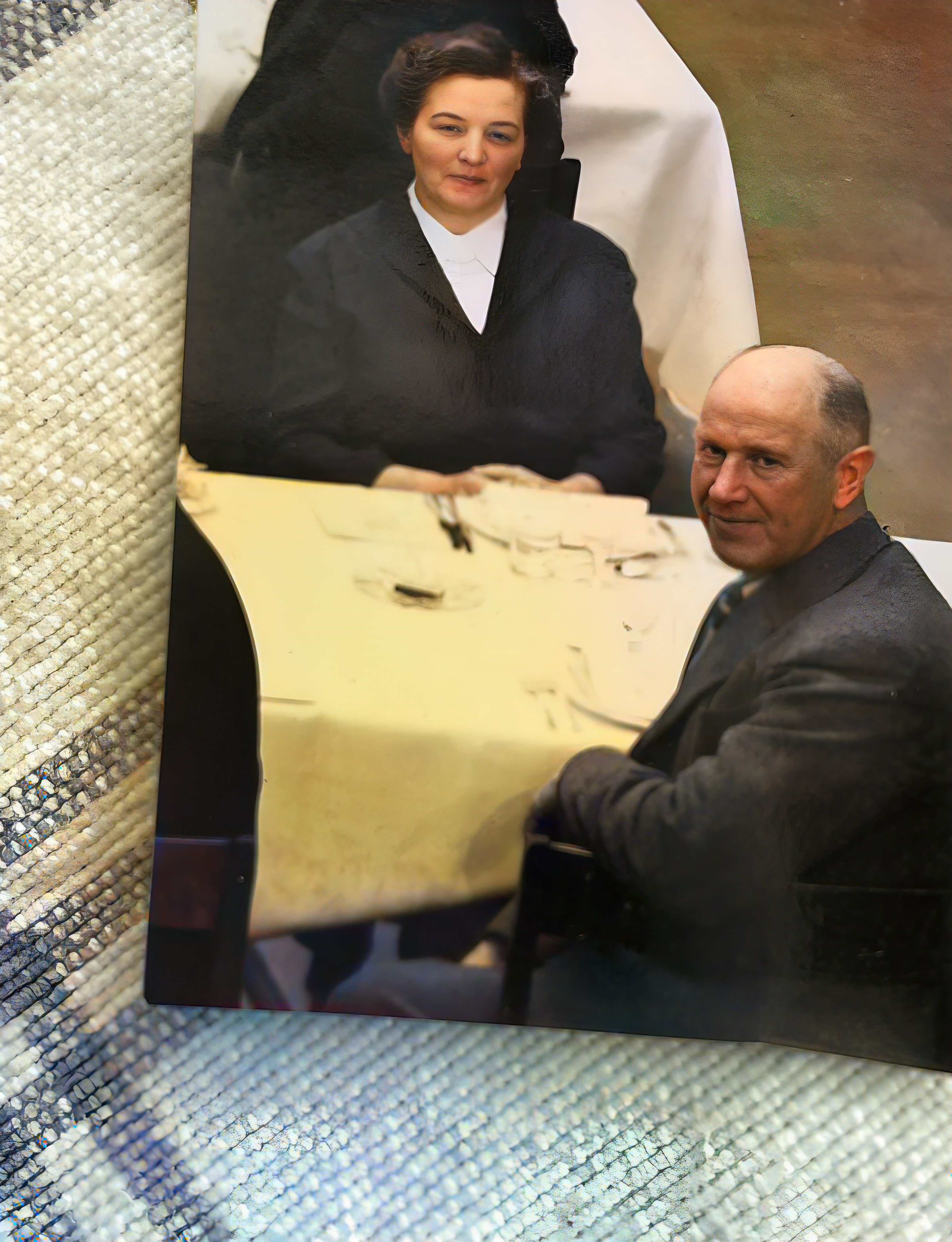 John och Anna Juliana Sandenskog vid bord