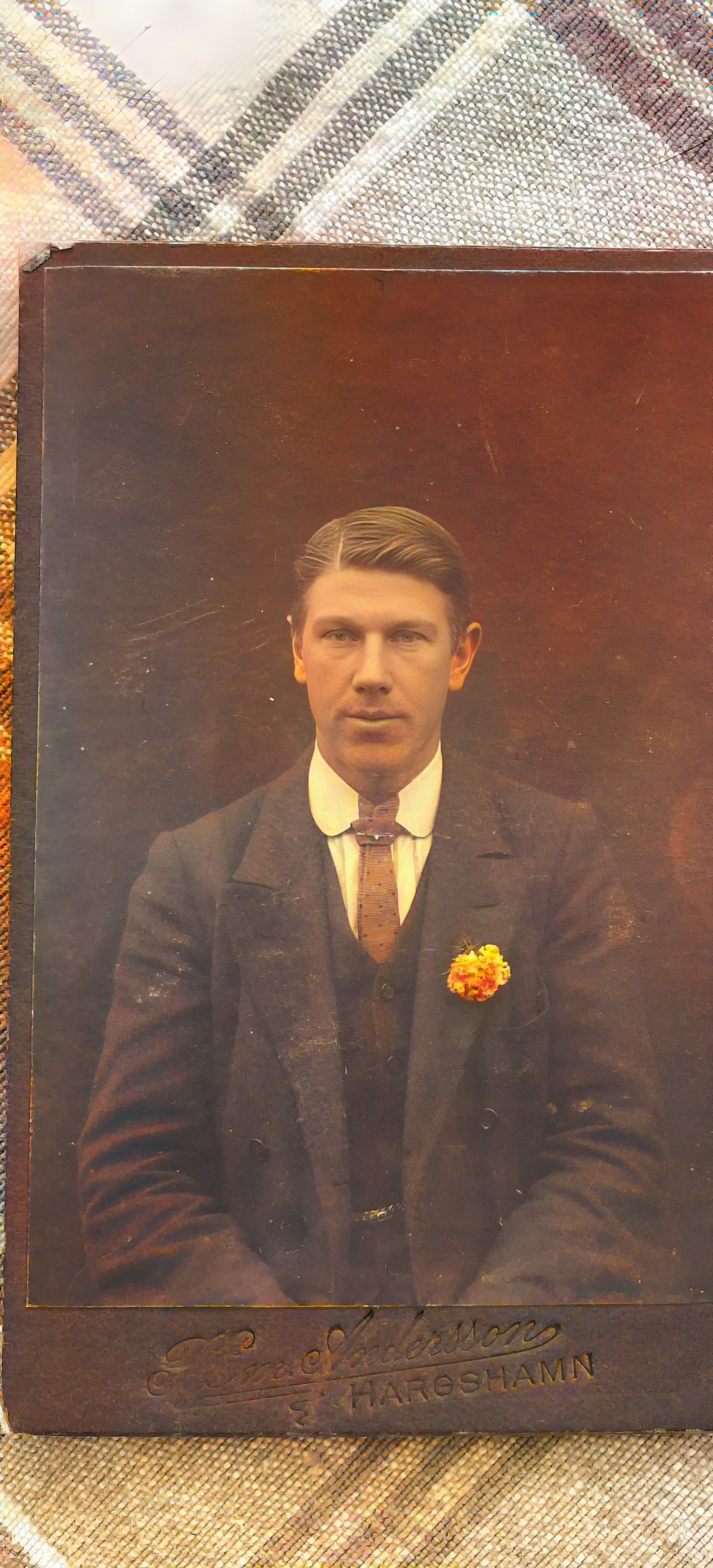 Kabinettsfoto: ung man i kostym