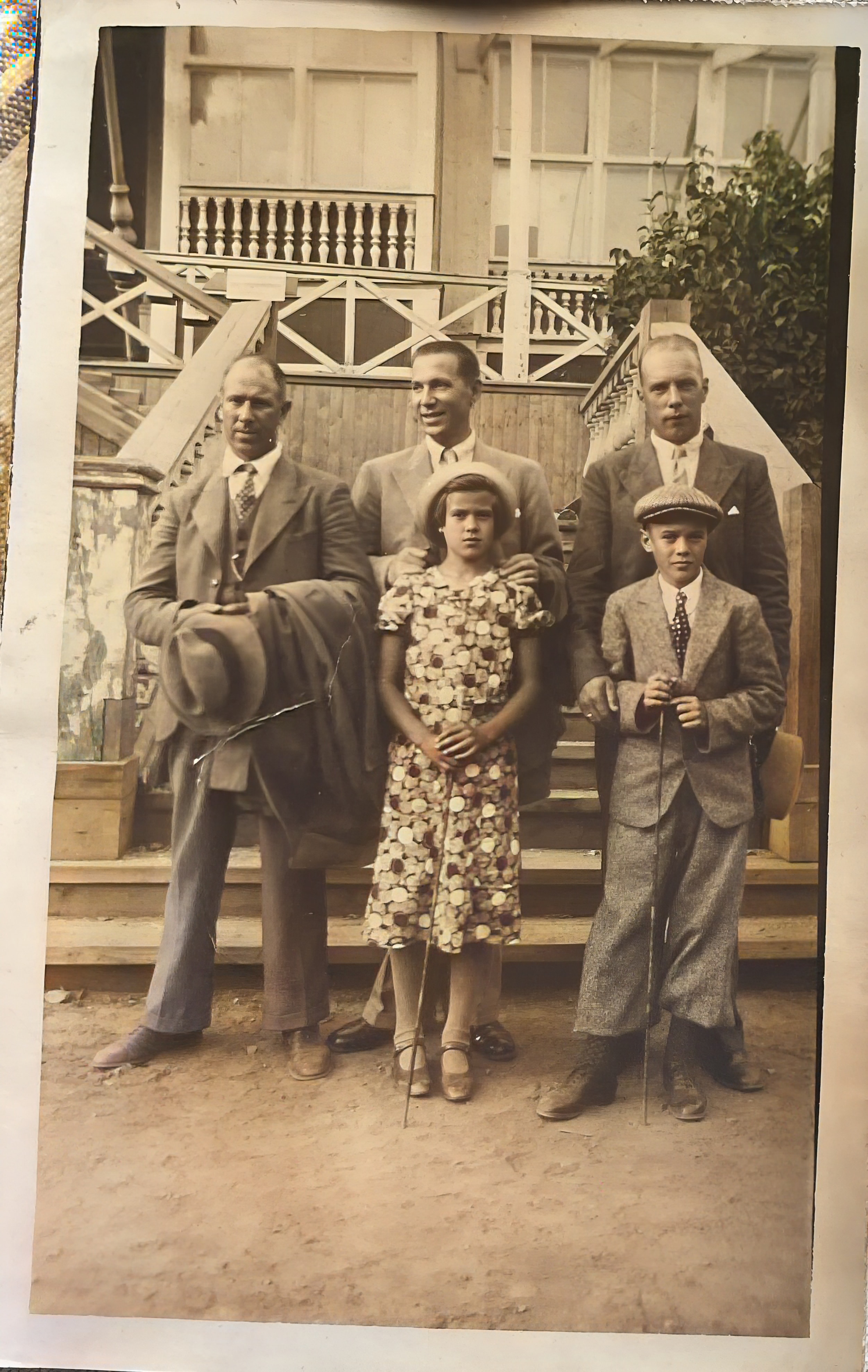 Familj vid veranda, troligen 1930-tal