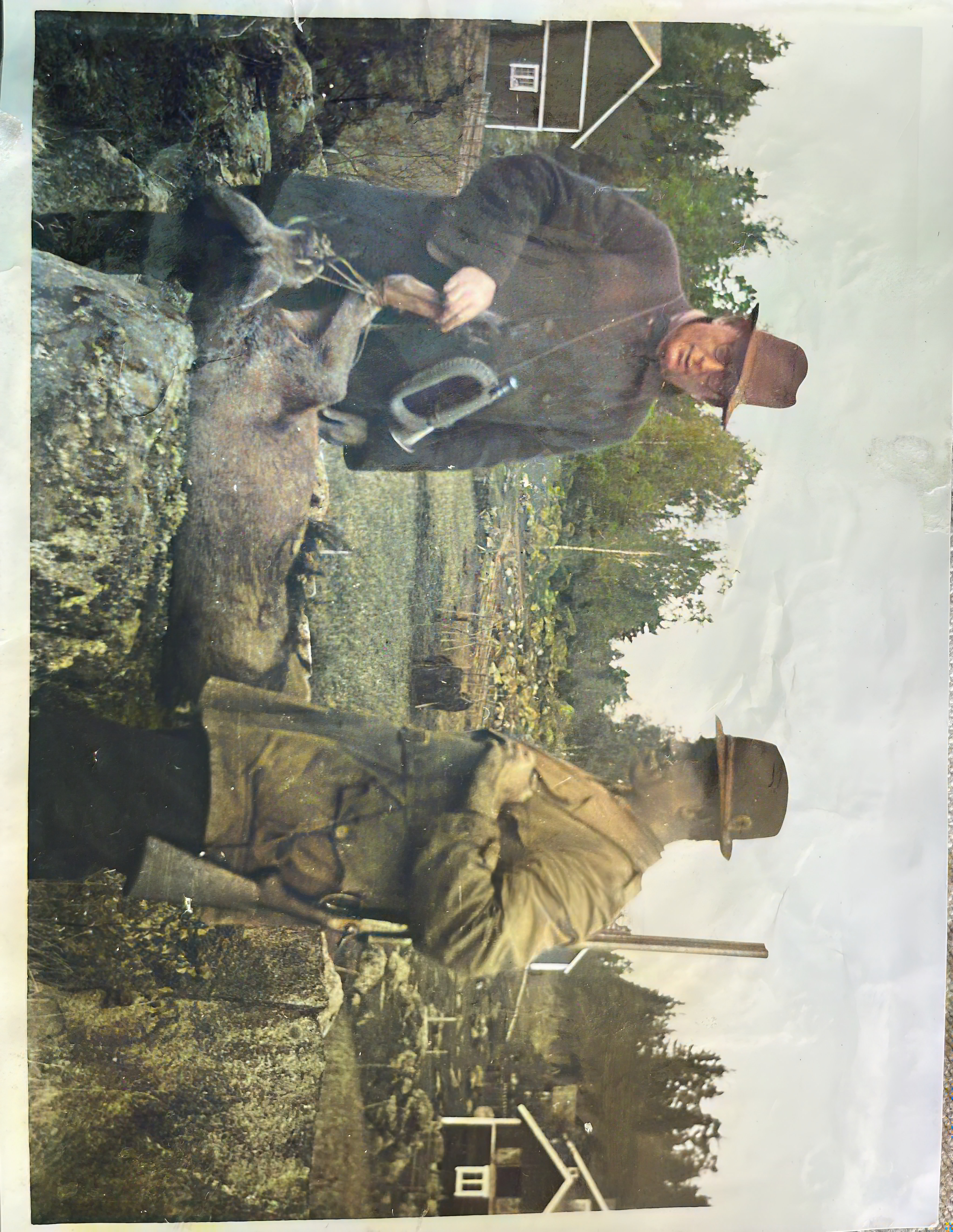 Två jägare med byte på landsbygden